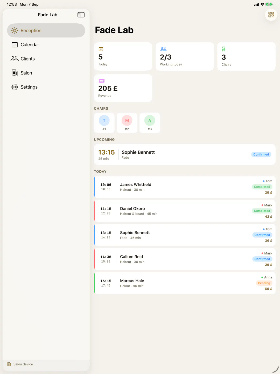 Reception on an iPad: the day’s numbers, the chairs, the next appointment and the whole schedule for today.